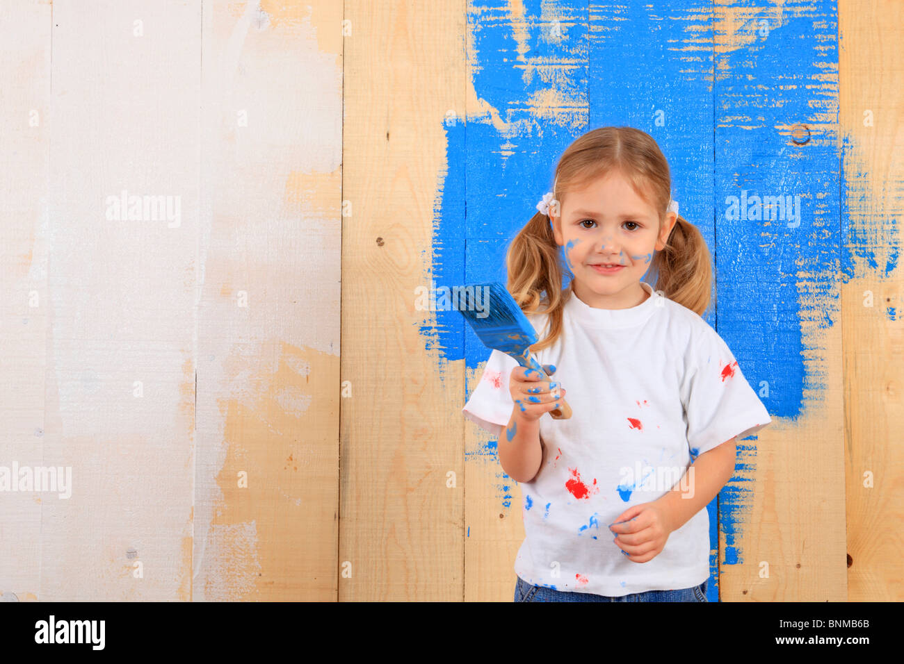 Mädchen Wand 3 Jahre alten 3-Year-Old Board Regal Regale aus Holz Bretter Farbe Pinsel Spot der Farbe Glück Glück Holz hölzern Stockfoto
