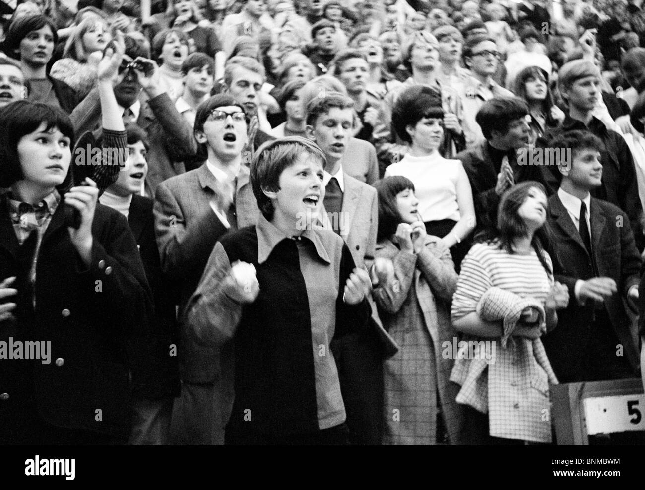 1960-1966-Sixties Anhänger Fans Aufregung schlagen Konzert der Beatles Begeisterung Deutschland Emotionen Essener Grugahalle Gruppe Jugend Stockfoto