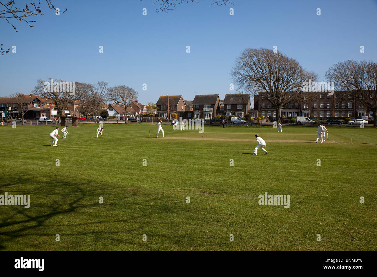 England, West Sussex, Southwick, lokale Cricket-Team spielt am Dorfplatz. Stockfoto
