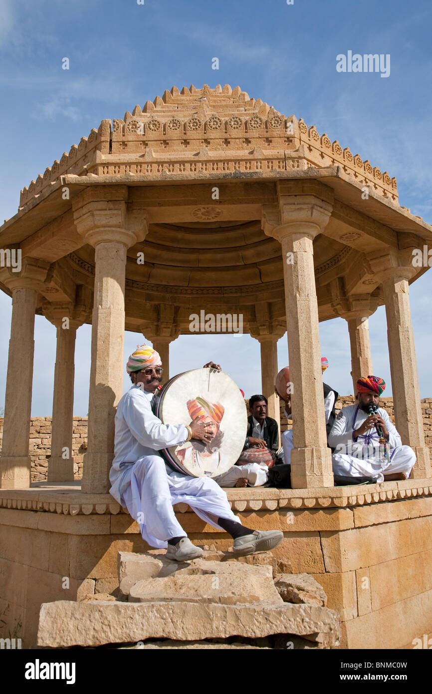 Indischer Musiker spielen traditionellen Musik. Khuri Dorf. Rajasthan. Indien Stockfoto