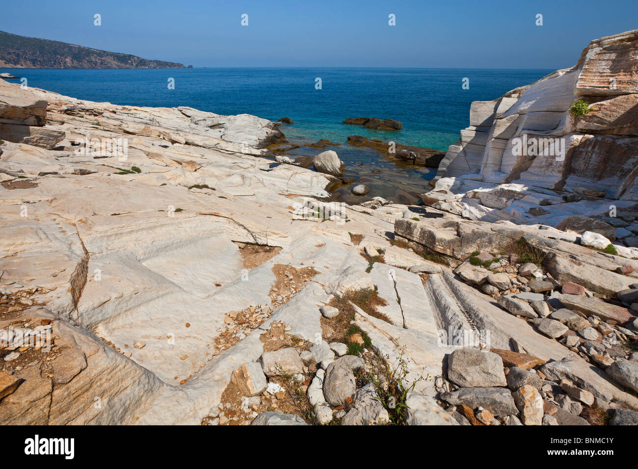 Stecklinge in einen antiken Marmor-Steinbruch auf der Insel Thassos, Griechenland sichtbar. Stockfoto