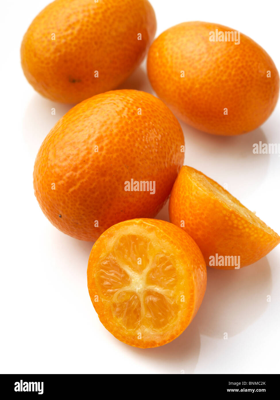 Frische reife Kumquats auf weißem Hintergrund Stockfoto