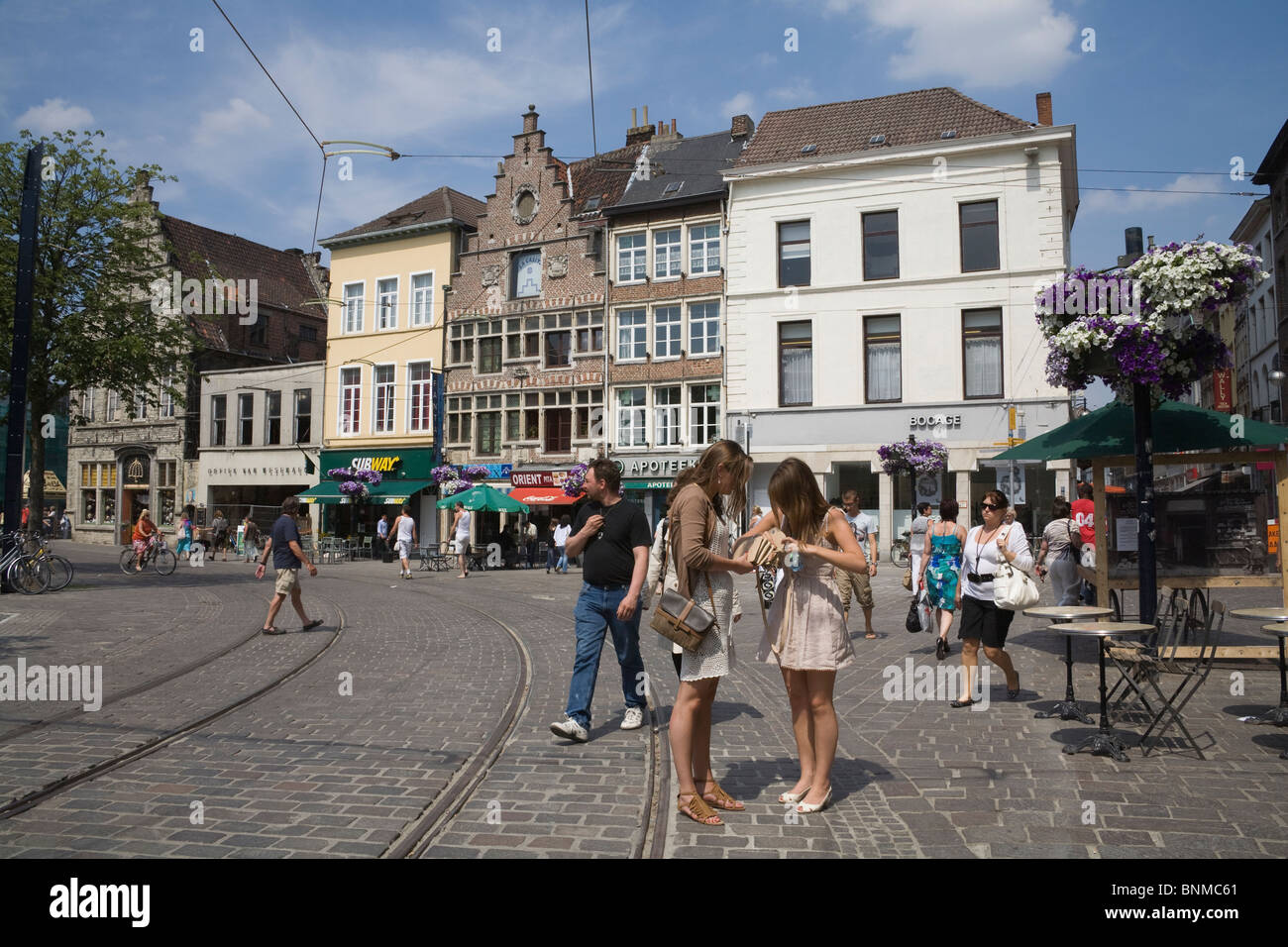 Freund ist im Besitz von Gent Belgien EU junge Mädchen die Handtasche durchsuchen Stockfoto