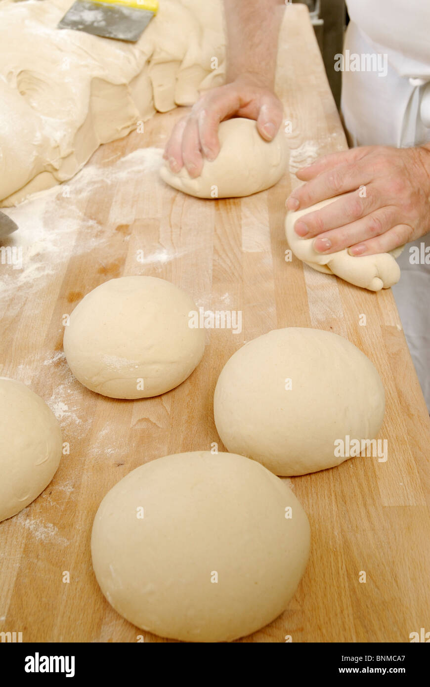 Prozess der Gebäck, Brot, Bäcker, Teig kneten Stockfoto