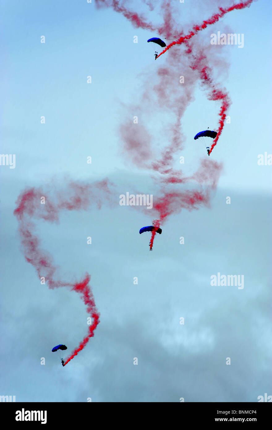 Fallschirmspringer steigen von einem uns Air Education c-17 in The Royal International Air Tattoo an RAF Fairford Juli 2010 Stockfoto