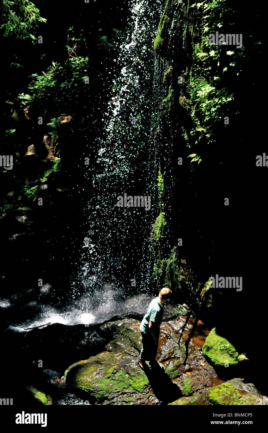 Deutschland, Schwarzwald: Junge am Albschlucht Wasserfall in Menzenschwand Stockfoto