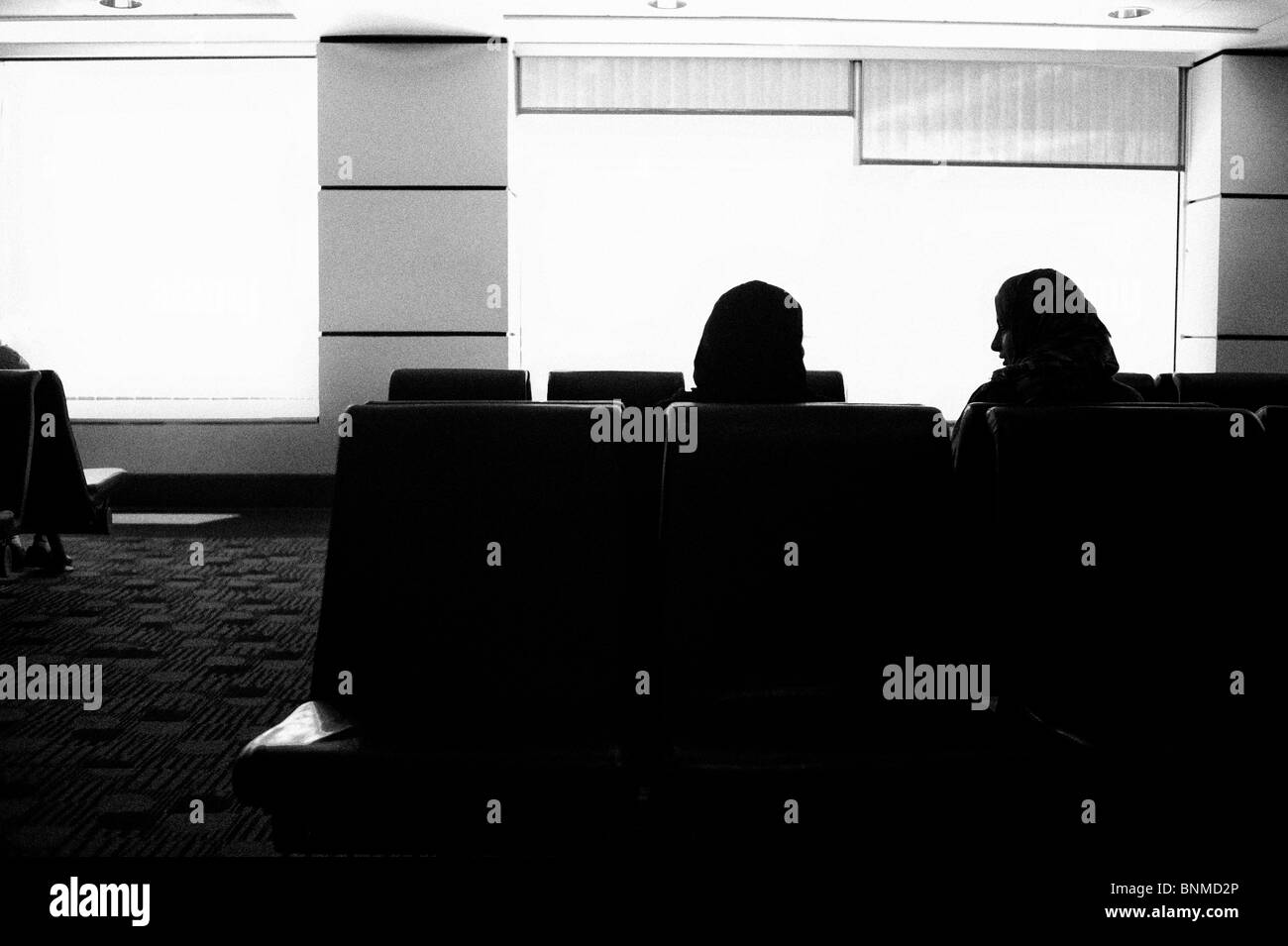 Zwei Frauen Hijab warten auf einen Flug am Flughafen Pierre Elliott Trudeau in Montréal. Stockfoto