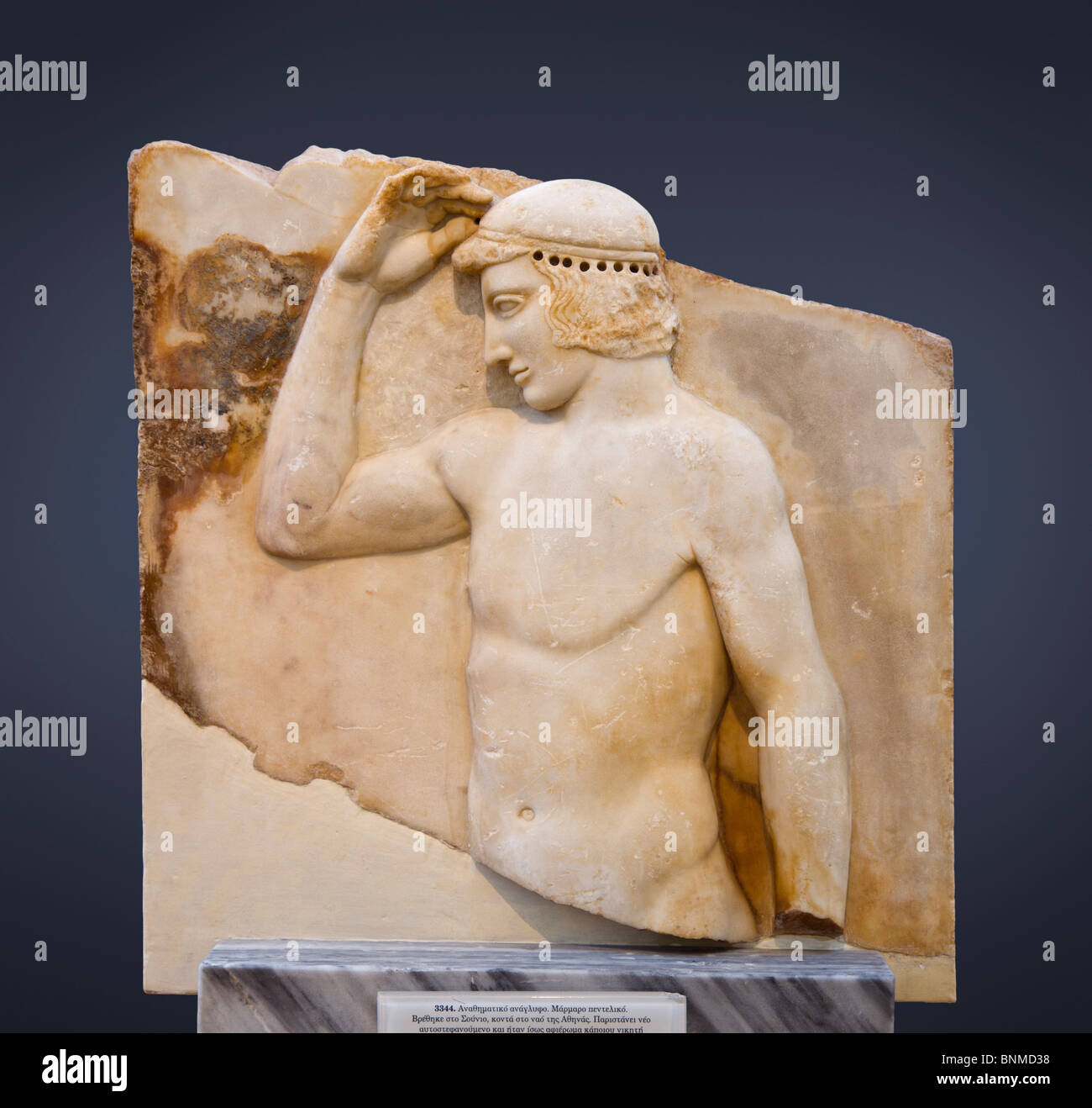 Sounion Stele ein Votiv Relief Darstellung der Krönung selbst Sportler. Siehe Beschreibung für mehr Informationen. Stockfoto