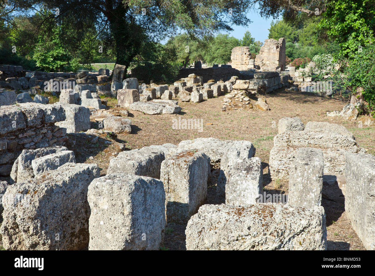 Blick auf die Ruinen von antiken Olympia mit Gebäude E im Hintergrund sichtbar. Stockfoto
