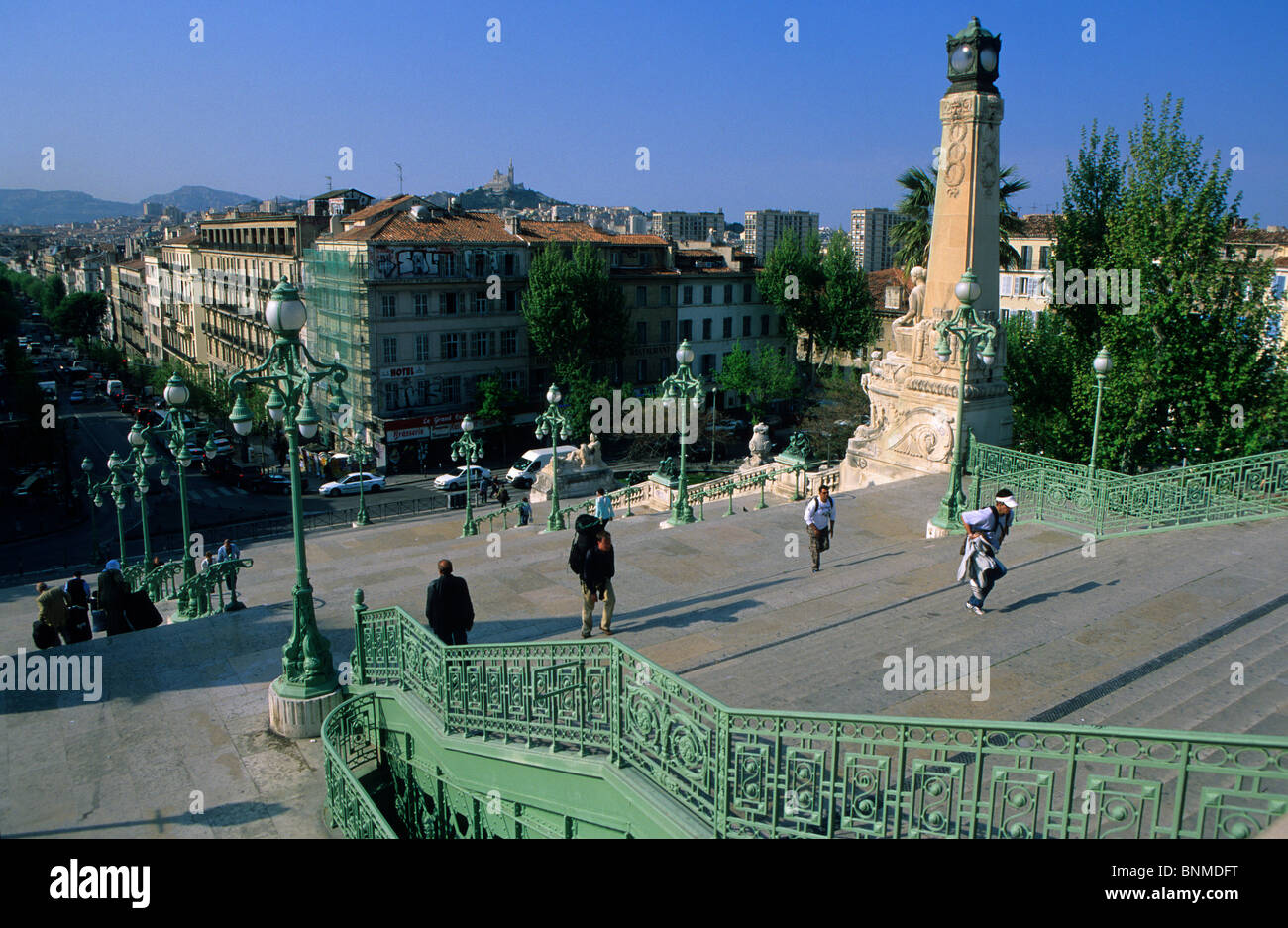 Marseille Frankreich Provence Bouches-du-Rhône Stadt Stadt Treppe Bahn Bahnhof Treppe Häuser Wohnungen Personen Fußgänger Stockfoto