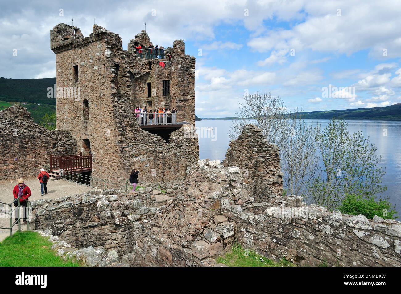 Die Ruinen von Urquhart Castle neben Loch Ness in der Nähe von Drumnadrochit, Scotland, UK Stockfoto
