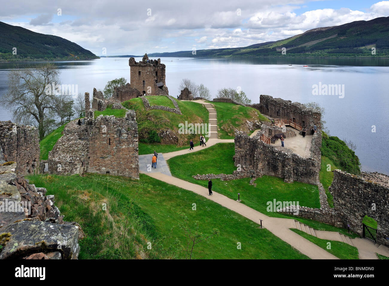 Die Ruinen von Urquhart Castle neben Loch Ness in der Nähe von Drumnadrochit, Scotland, UK Stockfoto