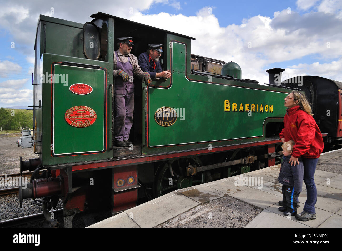 Lokführer in Dampf Motor / Lokomotive an der Boat of Garten Railway station, Schottland, UK Stockfoto