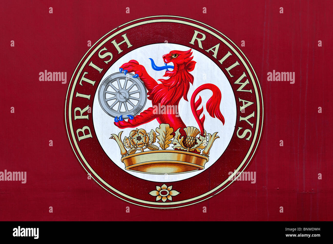 Grüne Logo der britischen Eisenbahn mit einem Löwen halten ein Rad (Frettchen und Dartscheibe) am Bahnhof in Schottland Boat of Garten Stockfoto