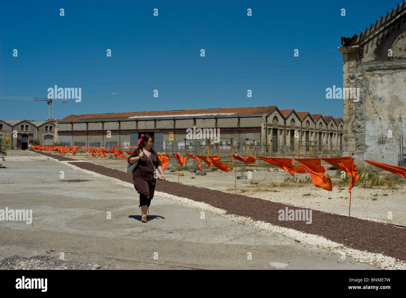 Arles, Frankreich - Junge Frau zu Besuch in der Kunstgalerie Szene außerhalb des Fotografiefestivals 'Rencontres Internationales » Panorama Stockfoto