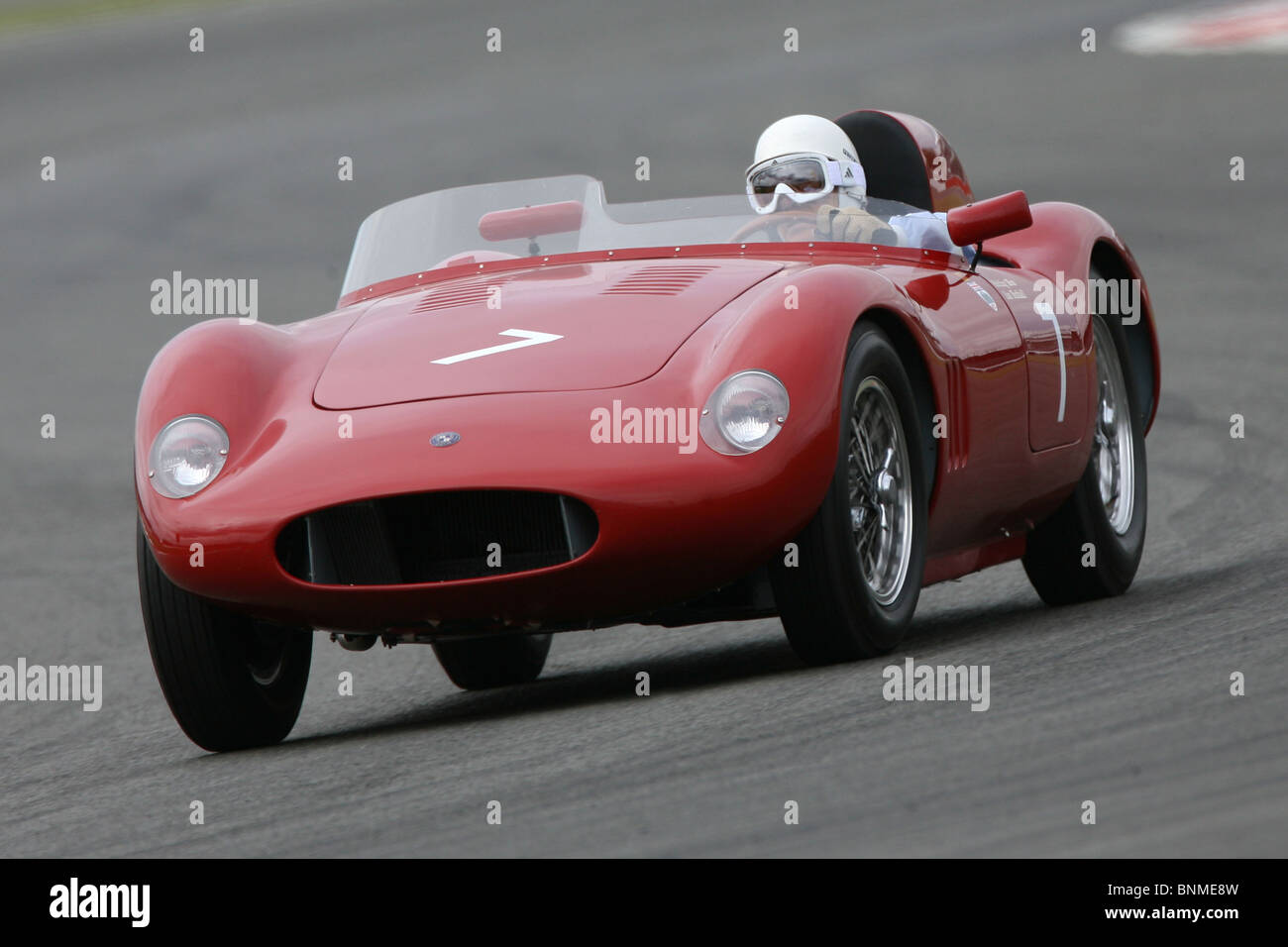 Sir Stirling Moss fährt die OSCA in Silverstone Classic, Silverstone Circuit, 24. Juli 2010. Stockfoto