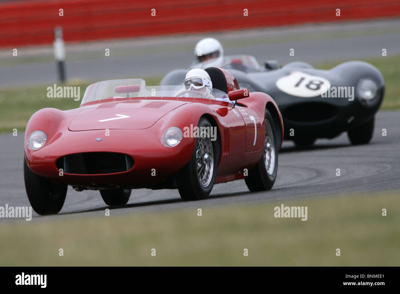 Sir Stirling Moss fährt die OSCA in Silverstone Classic, Silverstone Circuit, 24. Juli 2010. Stockfoto