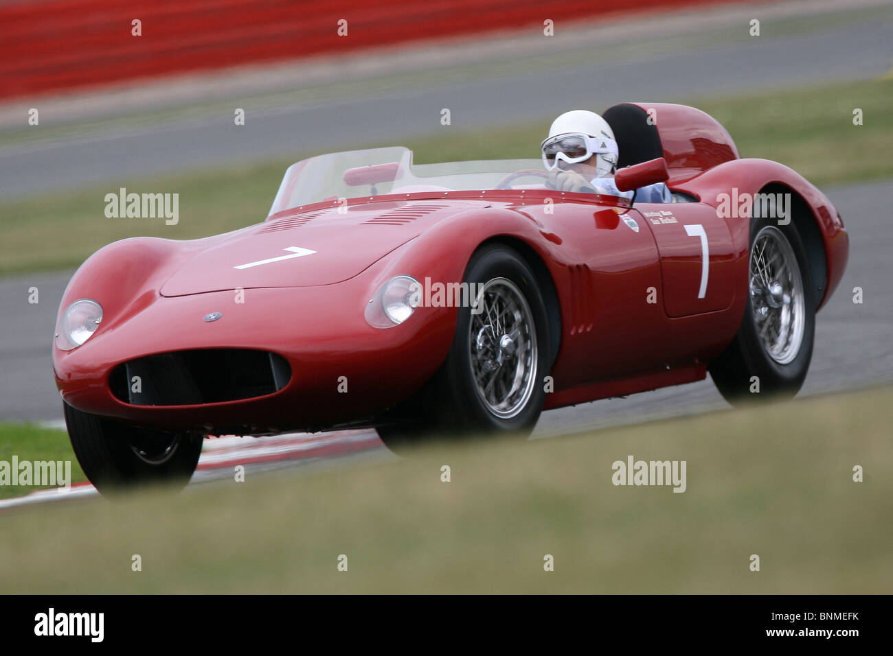 Sir Stirling Moss fährt die OSCA in Silverstone Classic, Silverstone Circuit, 24. Juli 2010. Stockfoto