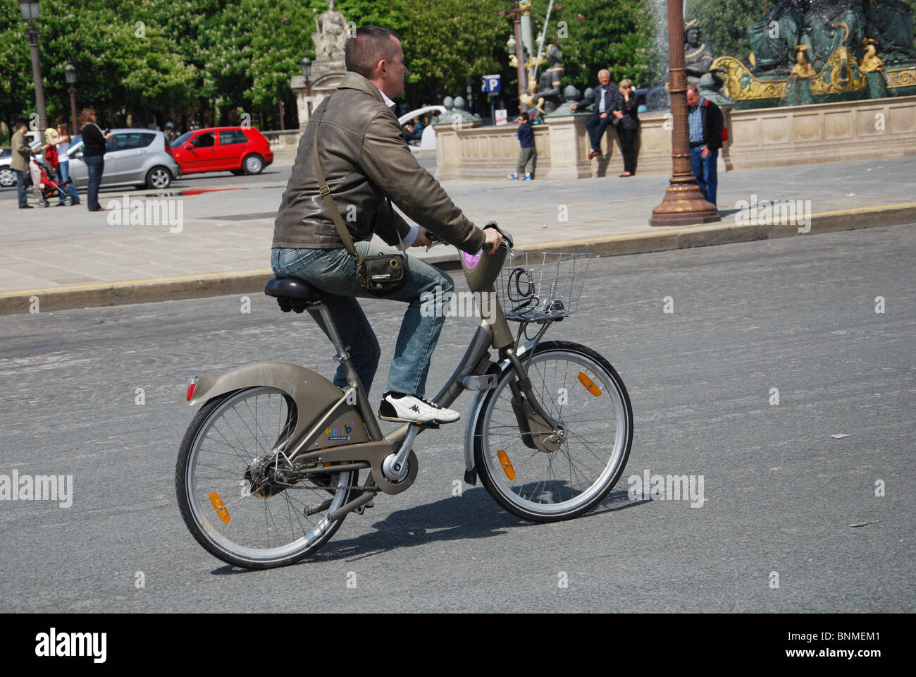 Radfahrer auf Fahrradverleih im Zentrum der Stadt Paris Frankreich Stockfoto