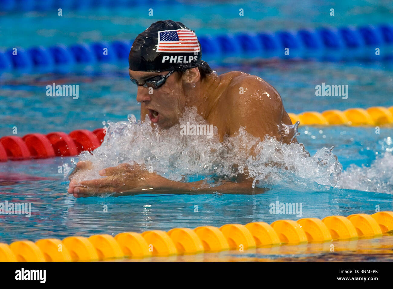 Michael Phelps (USA) im Bereich Brustschwimmen für die 400m IM bei der Olympischen Sommerspiele 2004, Athen, Griechenland. Stockfoto