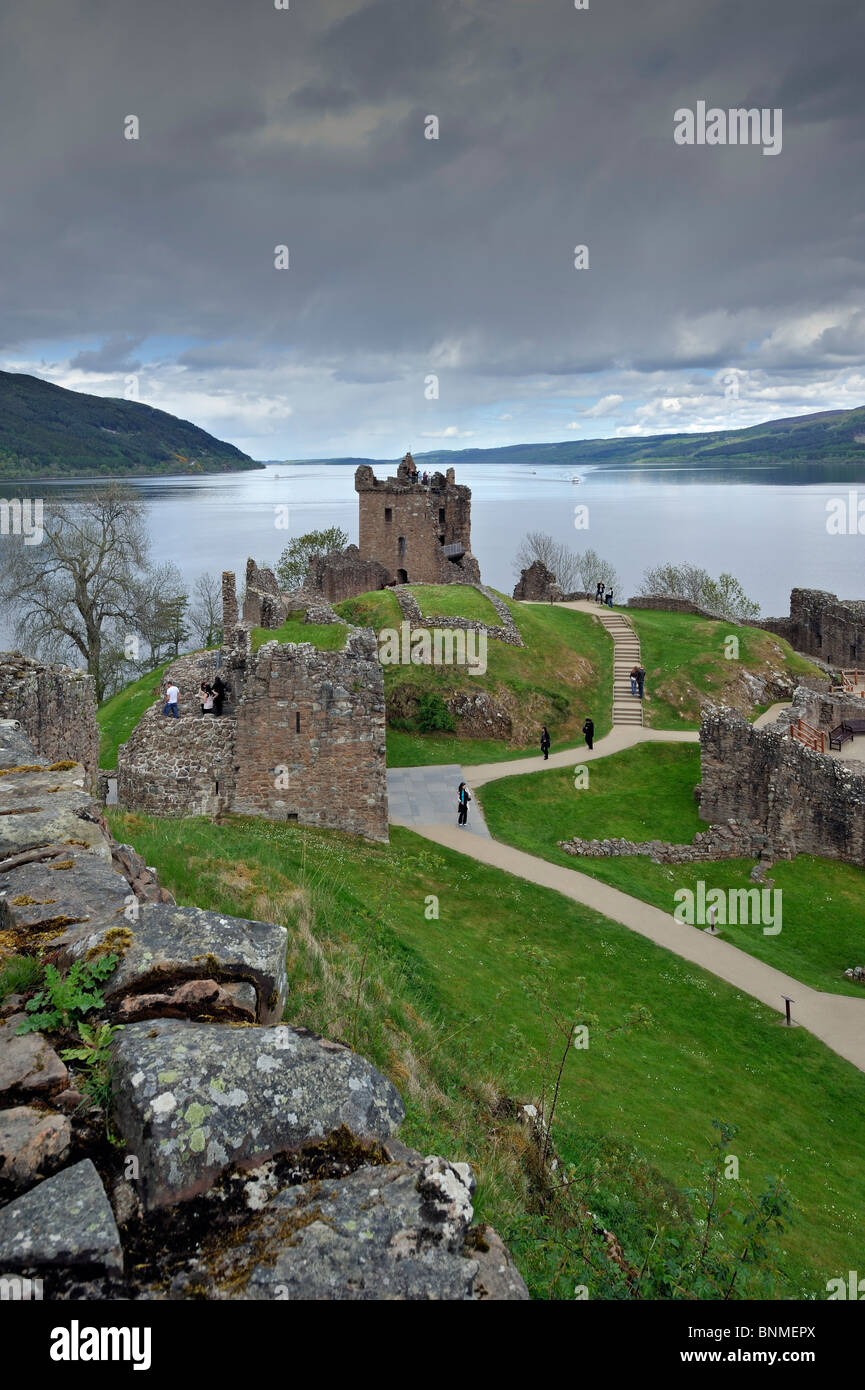 Die Ruinen von Urquhart Castle neben Loch Ness in der Nähe von Drumnadrochit, Scotland, UK Stockfoto