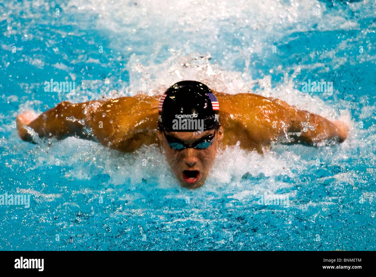 Michael Phelps (USA) im Wettbewerb mit den 200IM semifinals 2004 Olympischen Sommerspielen, Athen, Griechenland. 18. August 2004. Stockfoto