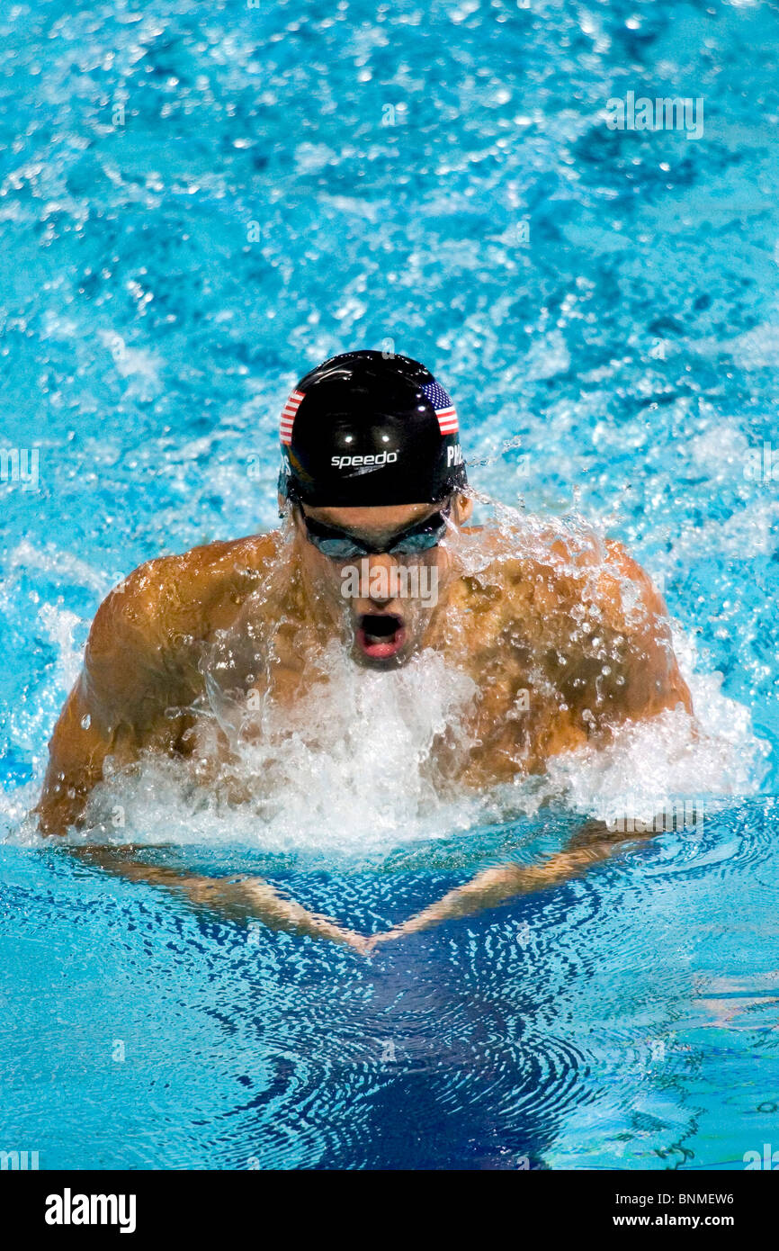 Michael Phelps (USA) im Wettbewerb mit den 200IM semifinals 2004 Olympischen Sommerspielen, Athen, Griechenland. 18. August 2004. Stockfoto