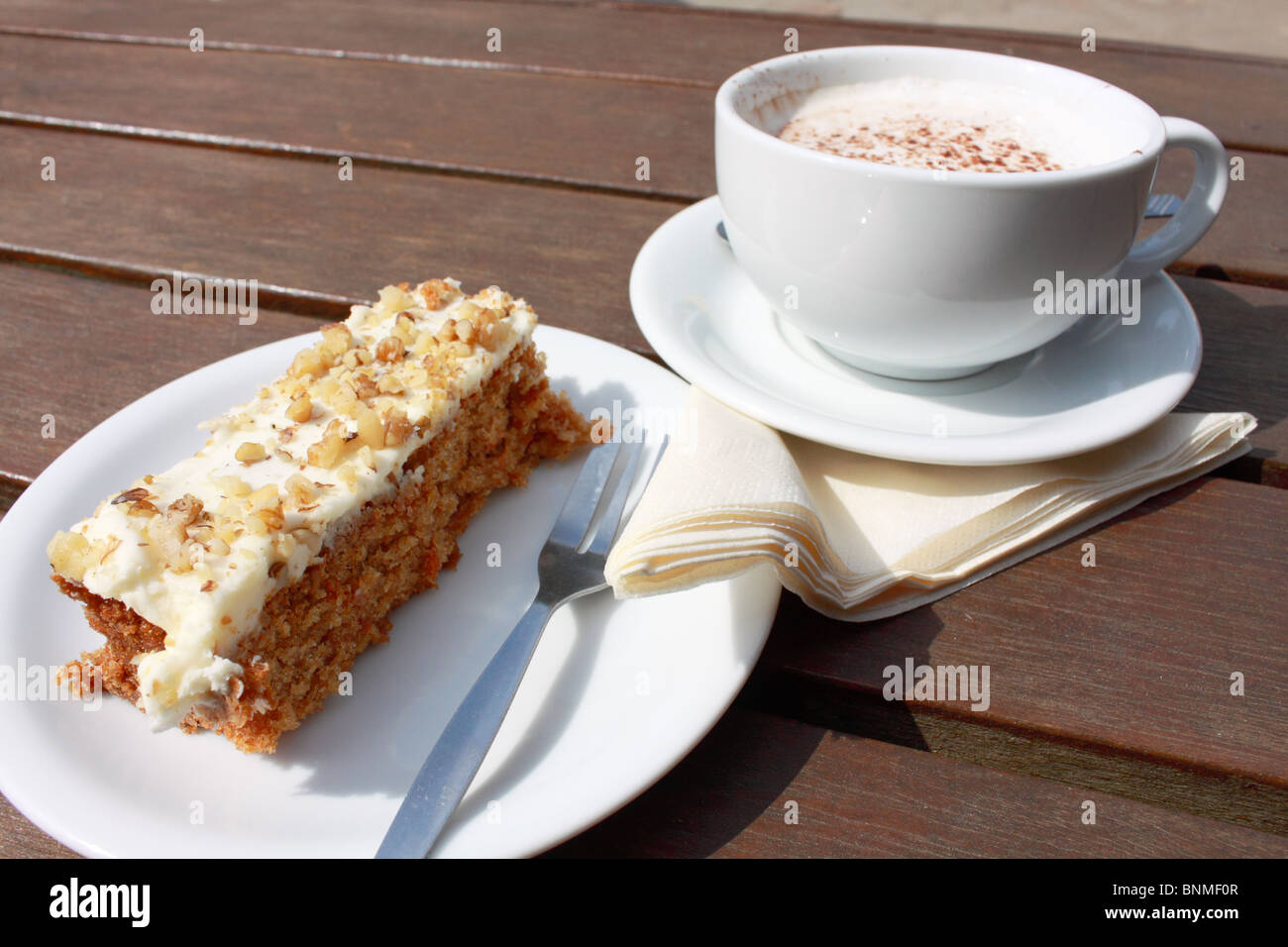 Karotte-Kuchen und cappuccino Stockfoto