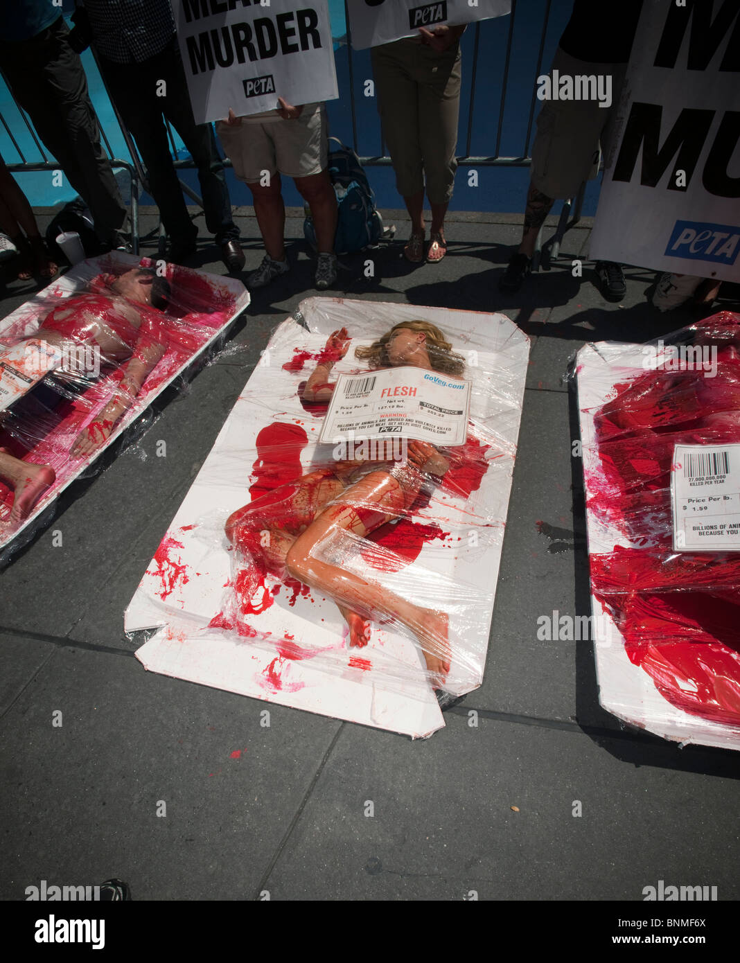 Aktivisten aus der Tierrechte Gruppe PETA Protest das Schlachten von Tieren in der Produktion von Fleisch auf dem Times Square in New York Stockfoto