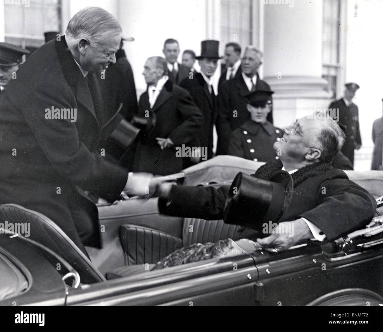 HERBERT HOOVER gratuliert Franklin D Roosevelt bei seiner Amtseinführung im Januar 1933 Stockfoto