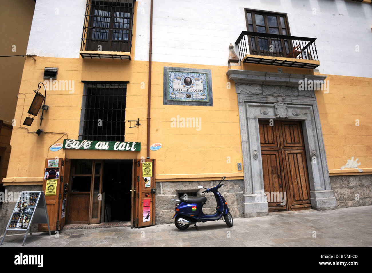 Kleines Moped geparkt vor einem Café in der Albaicin Gegend von Granada Stockfoto