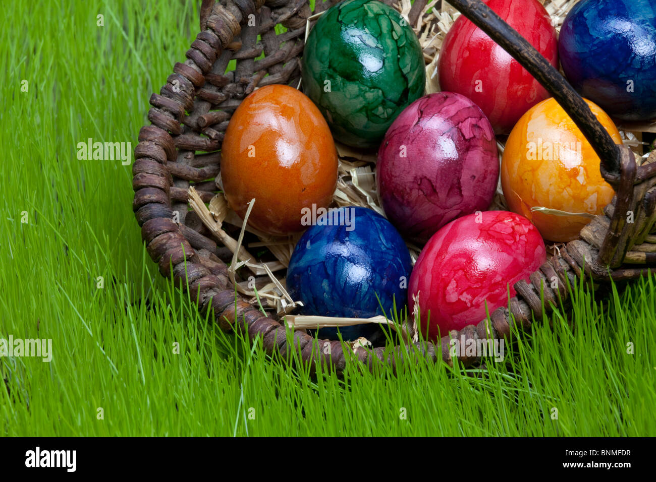 Eiern Korb Ostern Ostereier in den Korb gelb blau grün violett orange rot Magenta bunten Eiern Eiern bunt Stockfoto