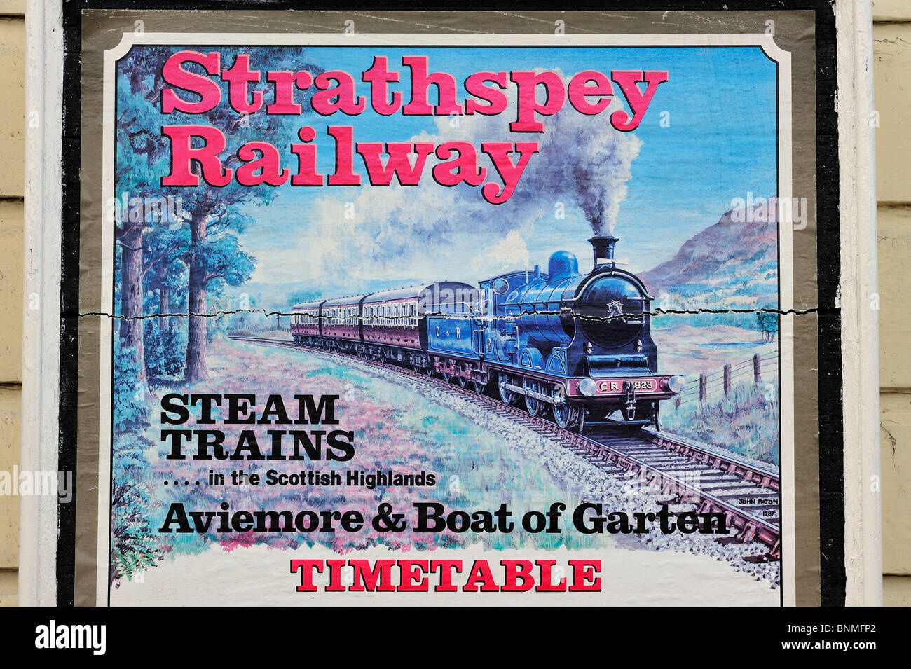 Strathspey Railway Plakat mit einer Dampfmaschine / Lok bei Boat of Garten Railway Station, Schottland, UK Stockfoto