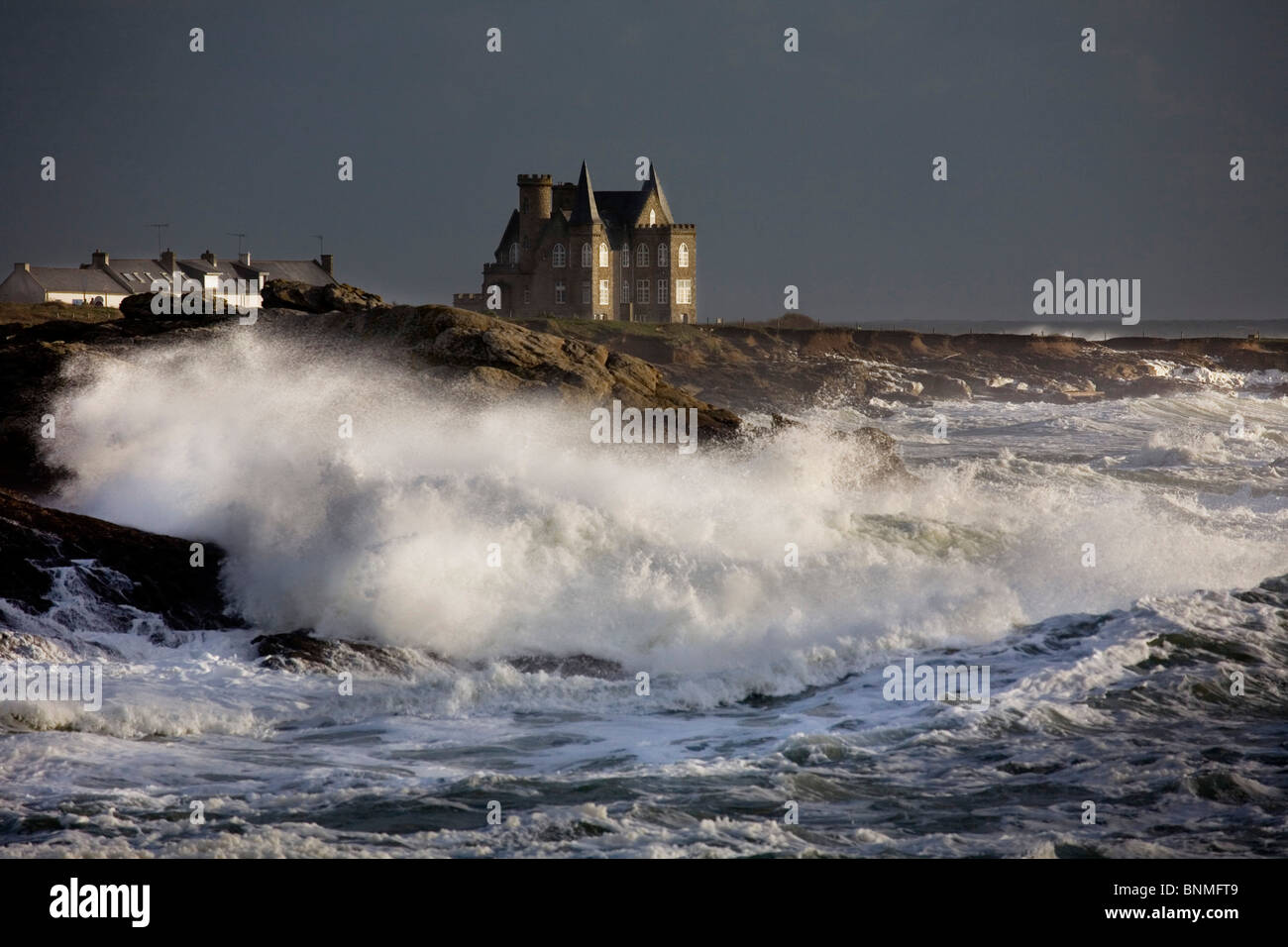 Bretagne-Bretagne Küste Wasser Sturm Meer Wellen Felsen Gewitter Halbinsel de Quiberon Côte Sauvage Frankreich Morbihan Stockfoto