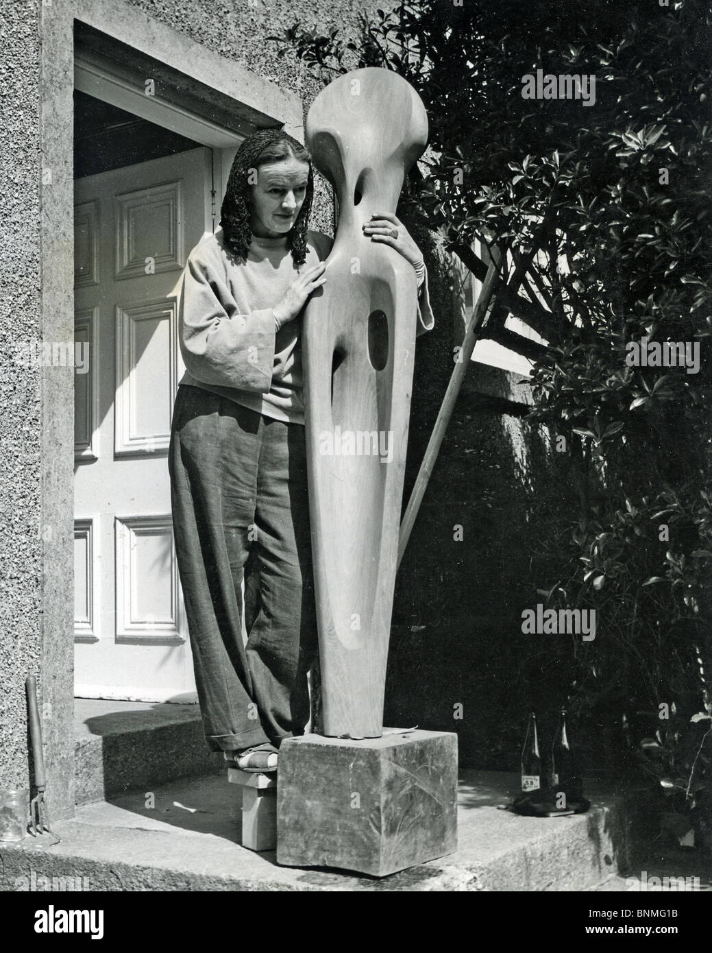 Englische Bildhauerin BARBARA HEPWORTH (1903-1975) in ihrem Atelier in St. Ives, Cornwall, 1958 Stockfoto