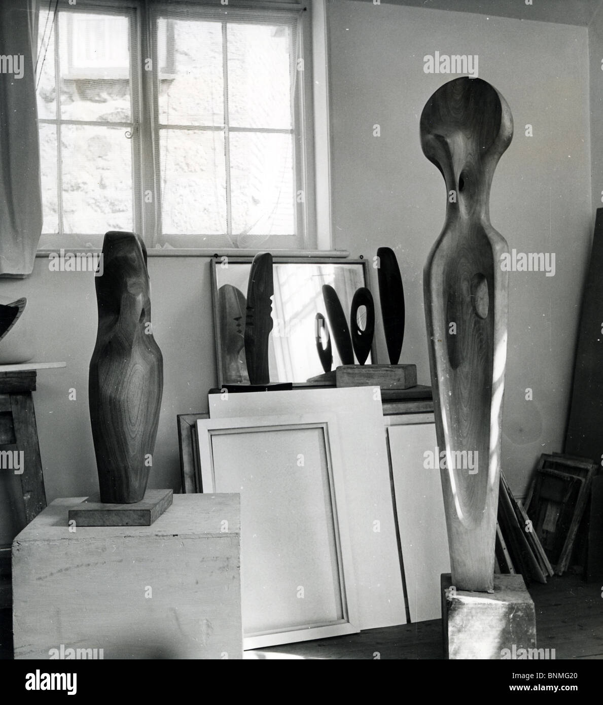 BARBARA HEPWORTH (1903-1975) englische Bildhauer - Atelier in St. Ives, Cornwall, 1958 Stockfoto