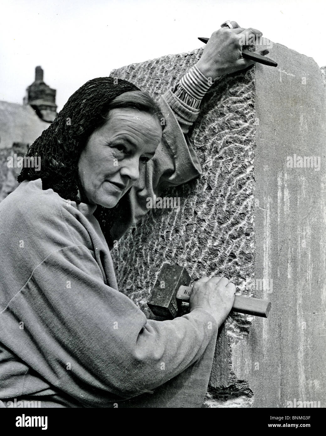 Englische Bildhauerin BARBARA HEPWORTH (1903-1975) in ihrem Atelier in St. Ives, Cornwall, 1958 Stockfoto