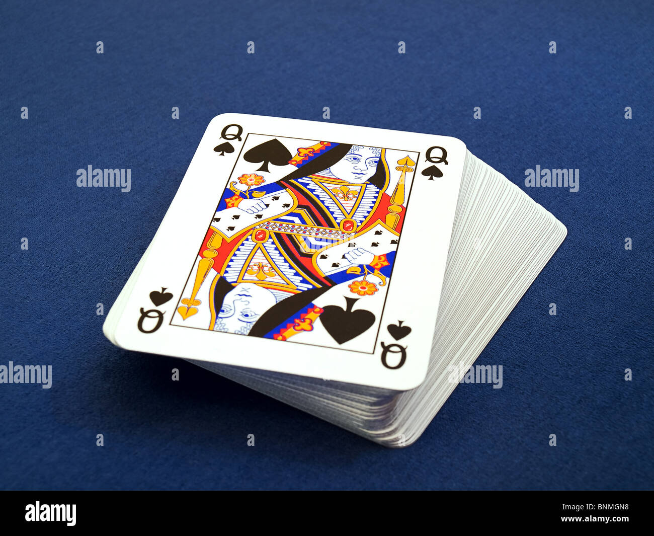 Spielkarten auf blauem Grund. Stockfoto