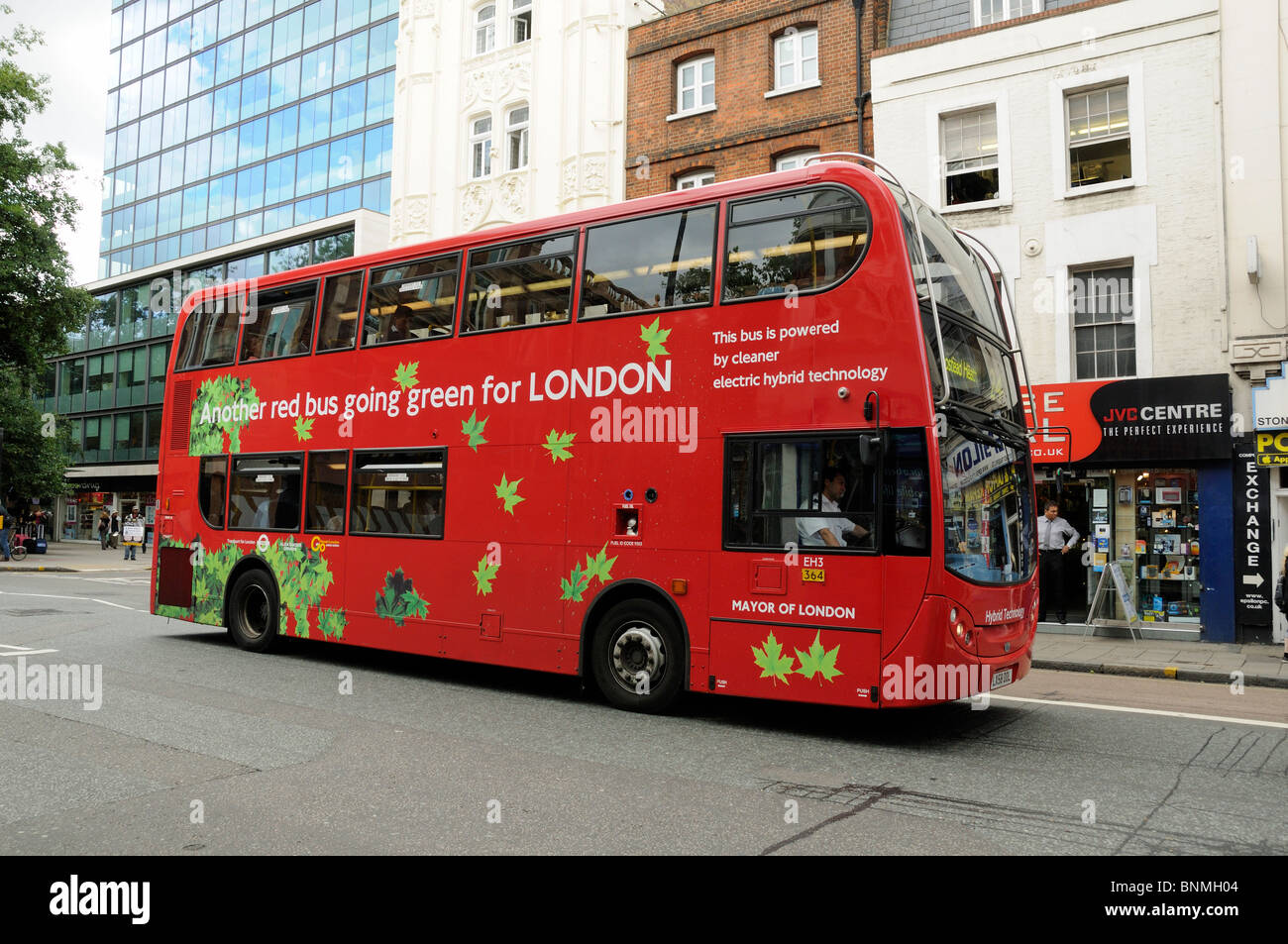 Red London Bus powered by Elektro-Hybrid-Technologie Tottenham Court Road England UK Stockfoto