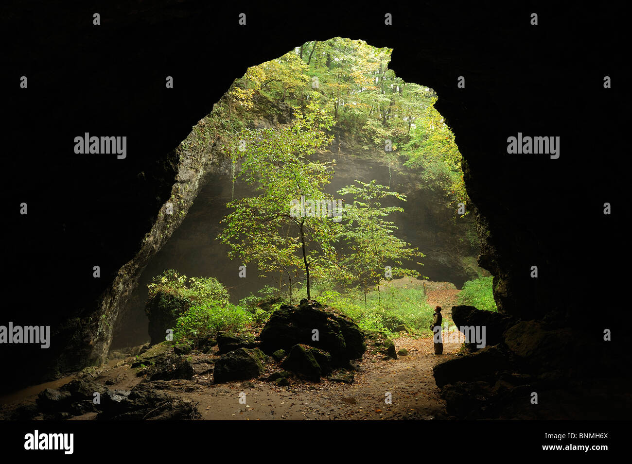 Natural Bridge Maquoketa Höhlen State Park Iowa USA Holz Wald Natur Herbst Brücke Felsen Person Nordamerika Stockfoto