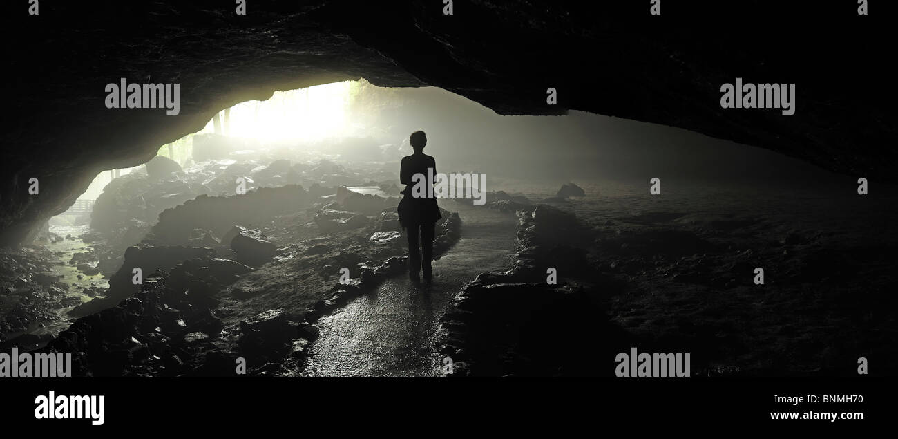 Person Frau stehend Höhle Dancehall Höhle Nebel Maquoketa Höhlen Staatspark Iowa USA rockt mystische dunkle Silhouette Nordamerika Stockfoto
