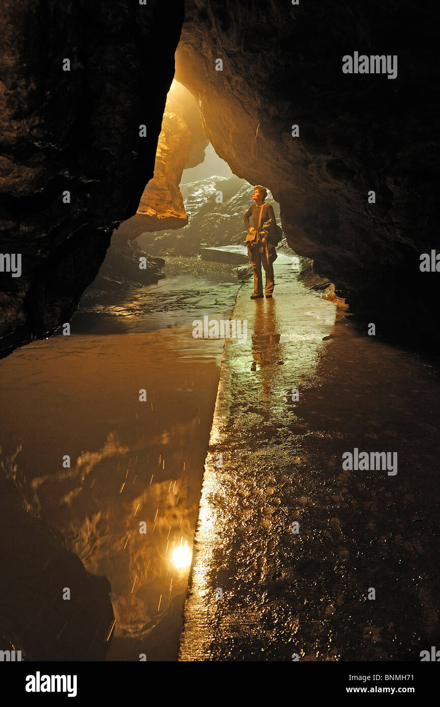 Person, die Höhle Maquoketa Höhlen Staatspark Iowa USA rockt leichte Geologie Nordamerika Stockfoto