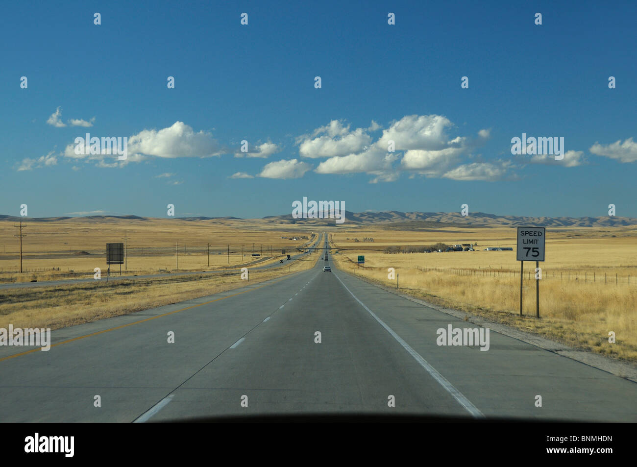 Autobahn Route Straßenverkehr LKW boards Perspektive Horizont Highway i-84 in der Nähe von Snowville Utah USA Nordamerika Stockfoto