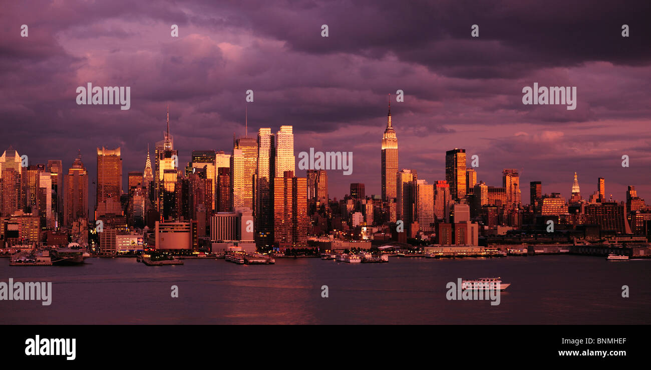 Skyline von dramatischer Himmel Wolken Wetter Empire State building Hudson River Boot dunkle Manhattan New York City USA Amerika Nord Stockfoto