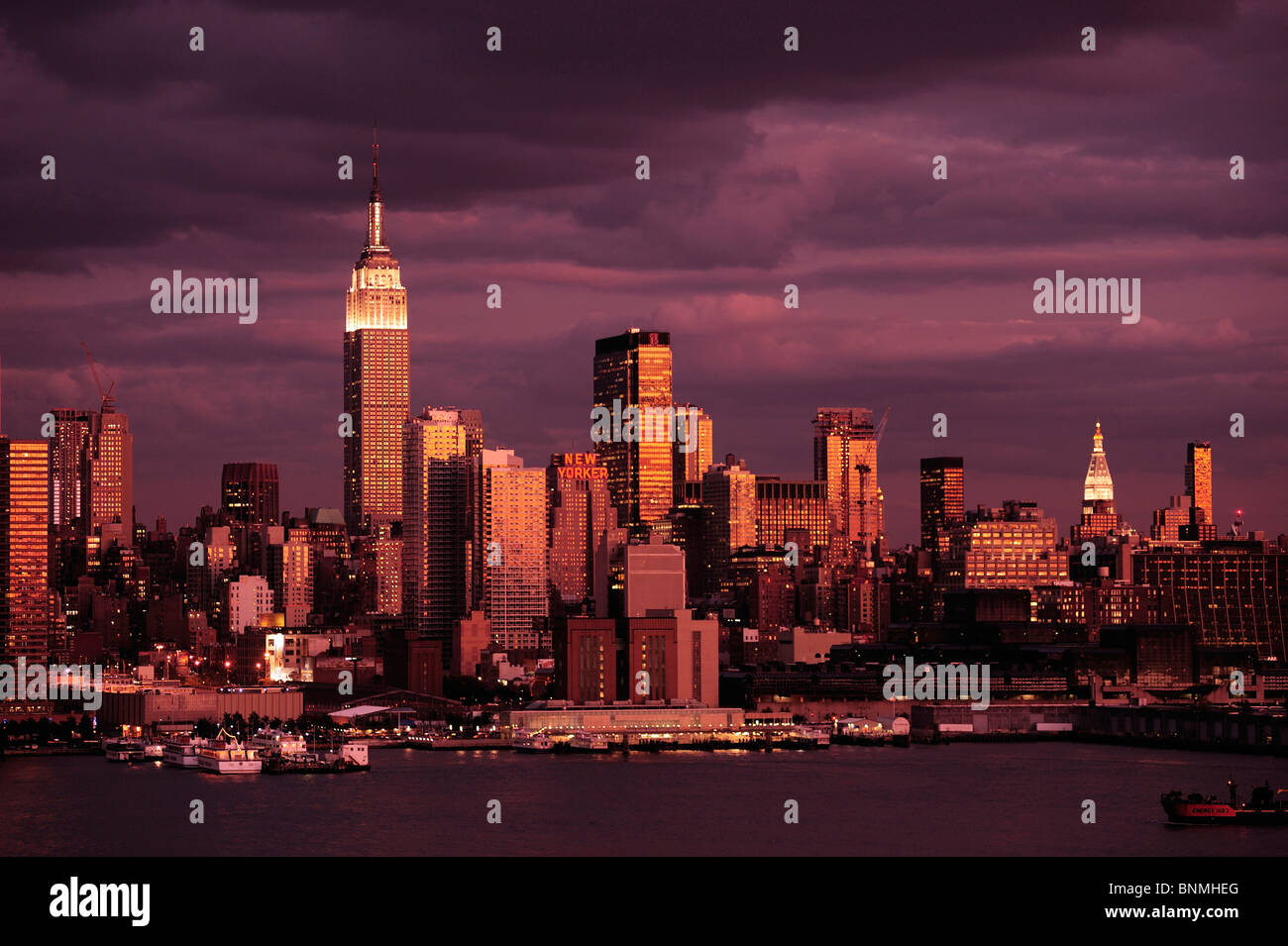 Skyline von dramatischer Himmel Wolken Wetter Empire State building Hudson River Manhattan dunkle New York City USA Nordamerika Stockfoto