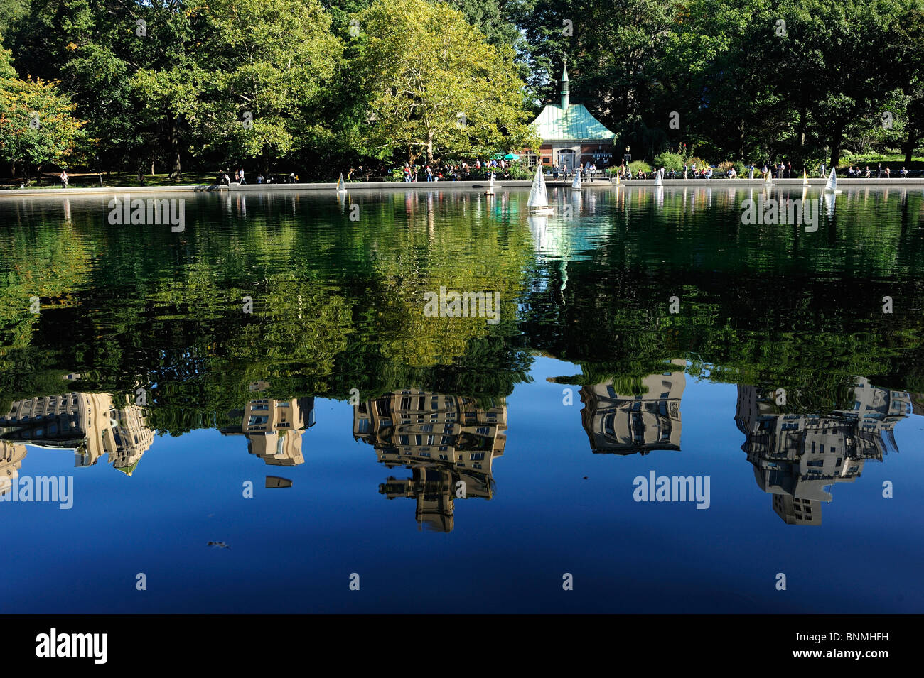 Erhaltung Wasserteich Reflexion Central Park New York City City Upper East Side Manhattan New York USA Nordamerika Stockfoto