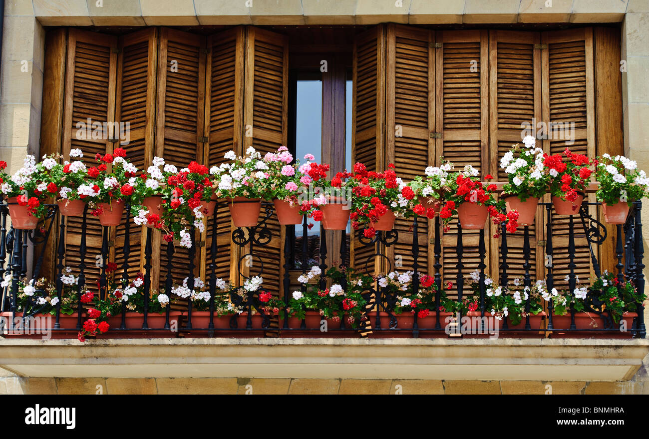 Blumen schmücken Balkone überall in Spanien Stockfoto