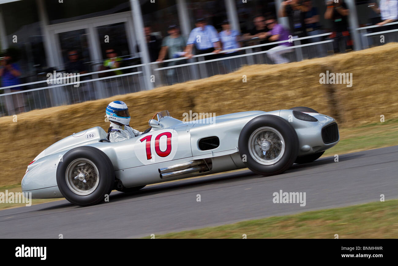 1954 Mercedes-Benz W196 mit Fahrer Mika Häkkinen auf der 2010 Goodwood Festival of Speed, Sussex, UK. Stockfoto