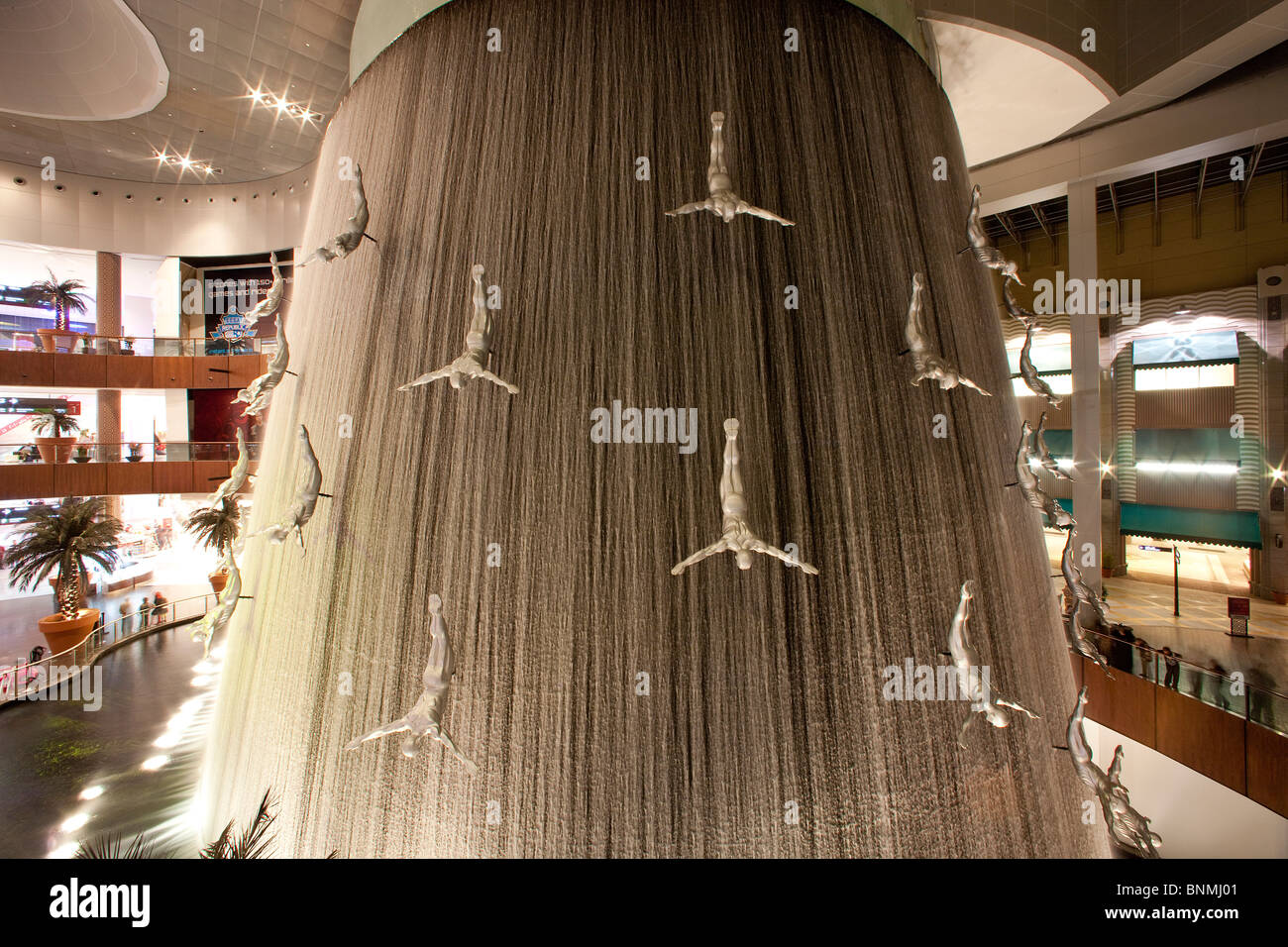 Dubai Vereinigte Arabische Emirate Naher Osten VAE Wasserfall  Einkaufszentrum Dubai Mall Zahlen innen einkaufen Architektur  Stockfotografie - Alamy