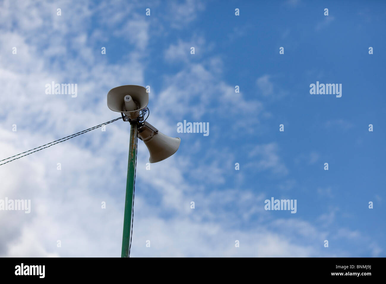 Ela Lautsprecher gegen blauen Himmel, Platz für Text. Stockfoto